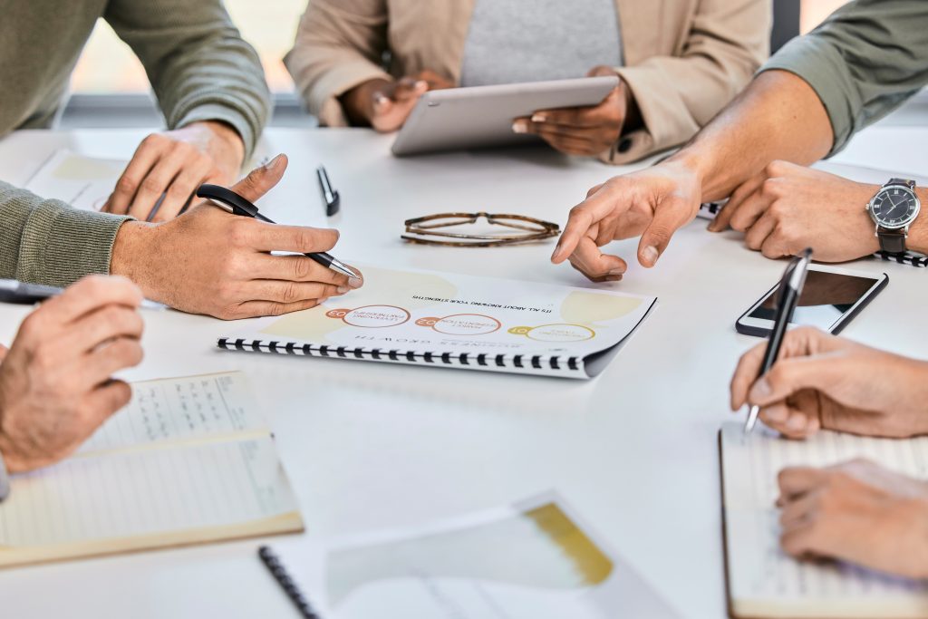 Reunião, planeamento ou documentos práticos para relatório de auditoria fiscal ou declaração financeira numa empresa. Contabilidade, pessoas de negócios ou closeup de estratégia para papelada financeira, logística ou análise de dados.